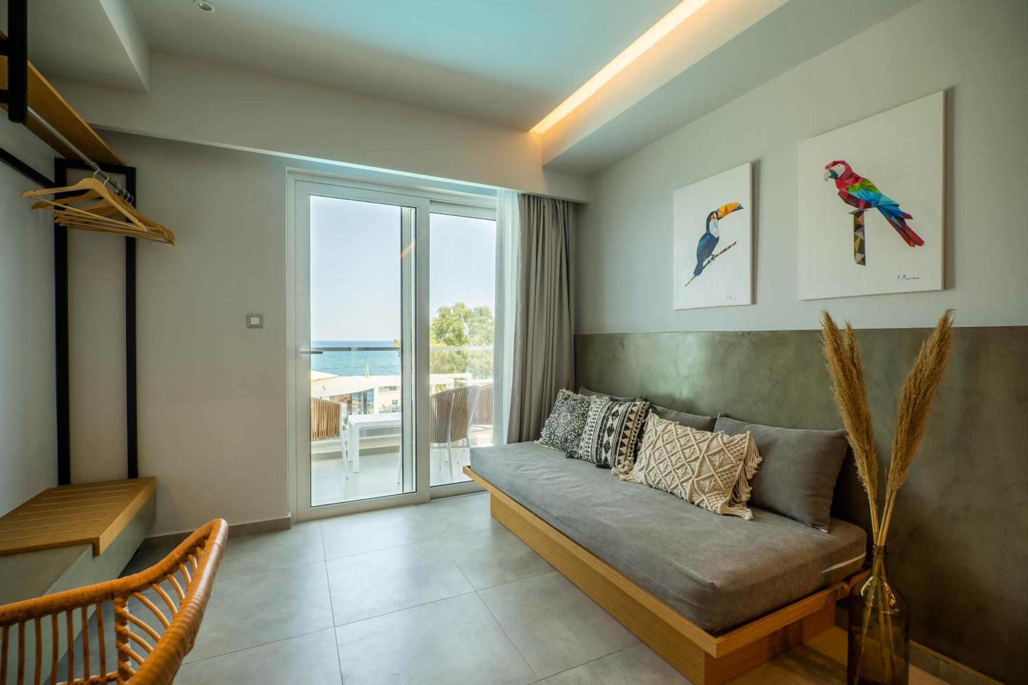 Alexia Beach Hotel Agia Marina  ภายนอก รูปภาพ