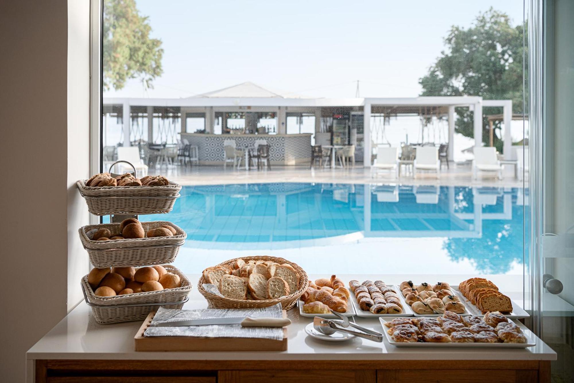 Alexia Beach Hotel Agia Marina  ภายนอก รูปภาพ