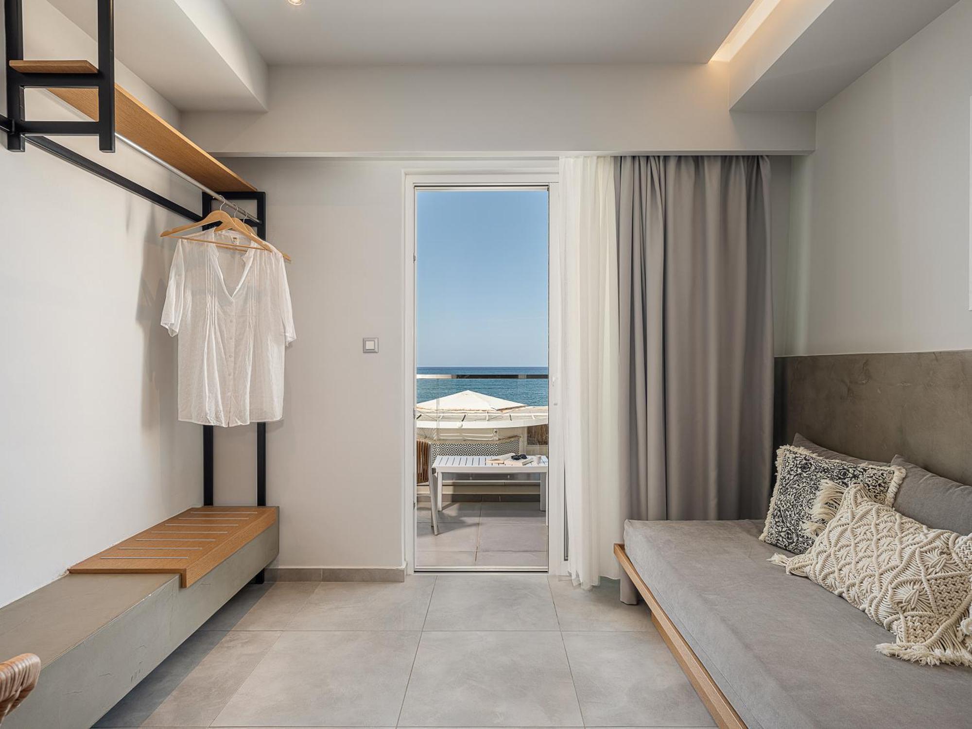Alexia Beach Hotel Agia Marina  ภายนอก รูปภาพ