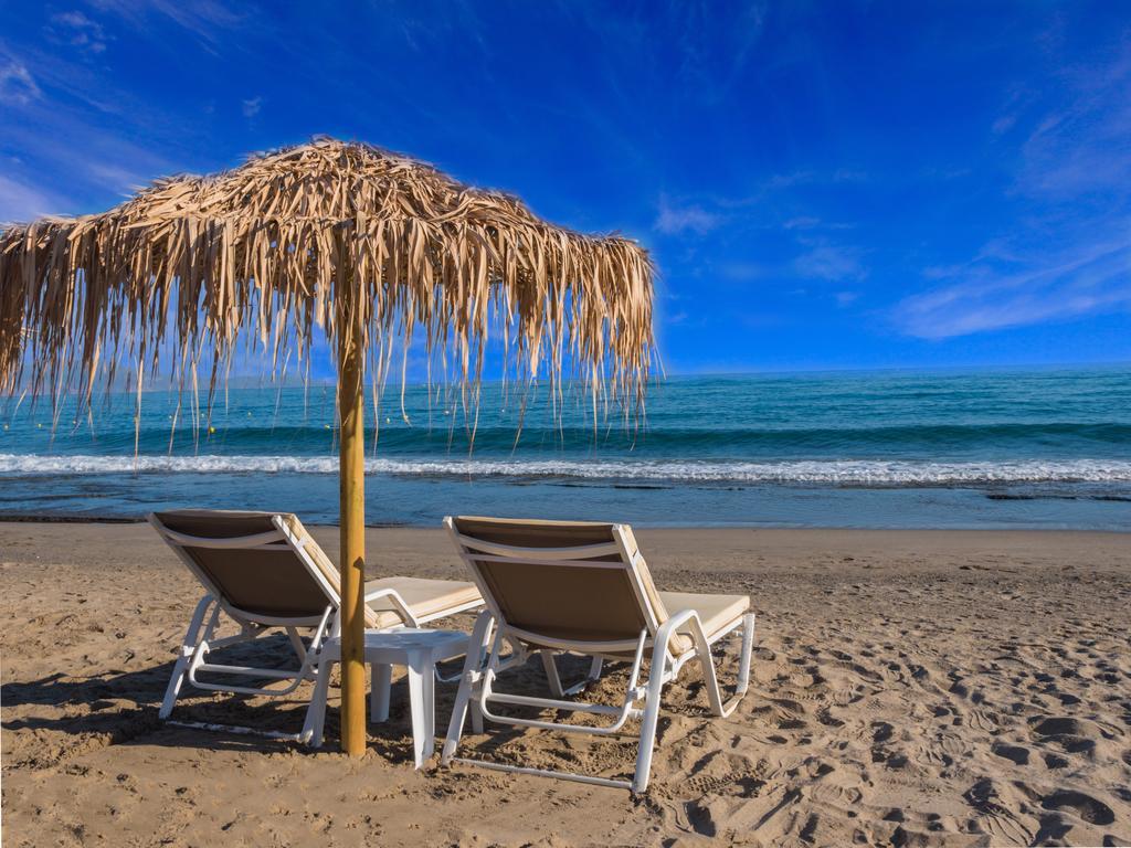 Alexia Beach Hotel Agia Marina  ภายนอก รูปภาพ
